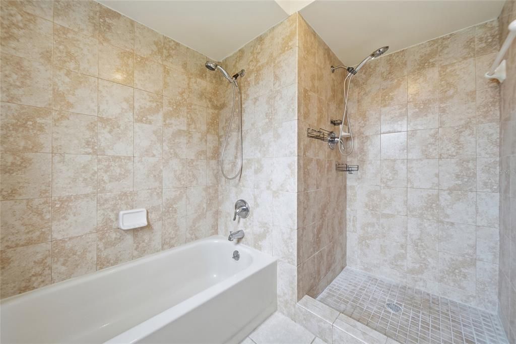 Activo con contrato: $415,000 (4 camas, 2 baños, 1752 Pies cuadrados)