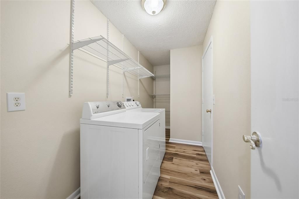 Activo con contrato: $415,000 (4 camas, 2 baños, 1752 Pies cuadrados)