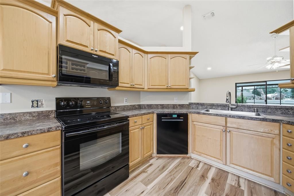 Activo con contrato: $415,000 (4 camas, 2 baños, 1752 Pies cuadrados)