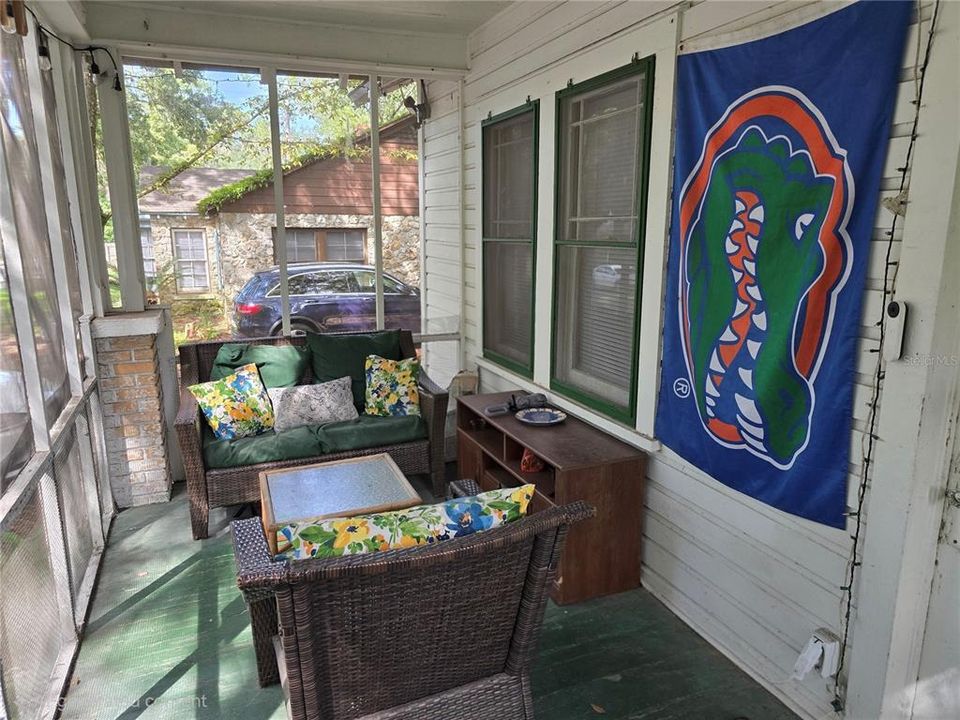 For Sale: $399,900 (2 beds, 1 baths, 1035 Square Feet)