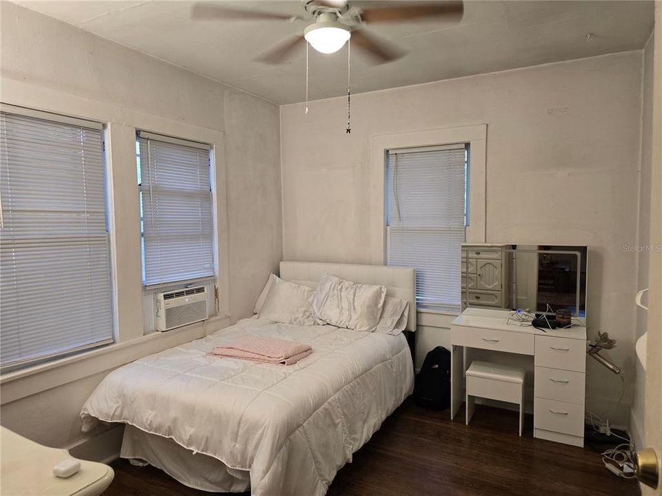 For Sale: $399,900 (2 beds, 1 baths, 1035 Square Feet)