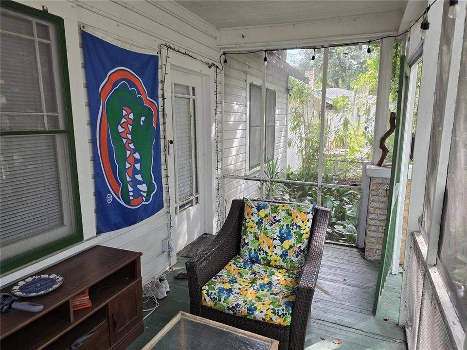 For Sale: $399,900 (2 beds, 1 baths, 1035 Square Feet)