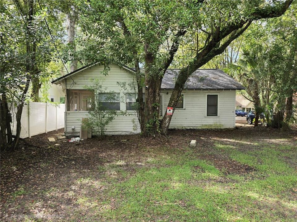 For Sale: $399,900 (2 beds, 1 baths, 1035 Square Feet)