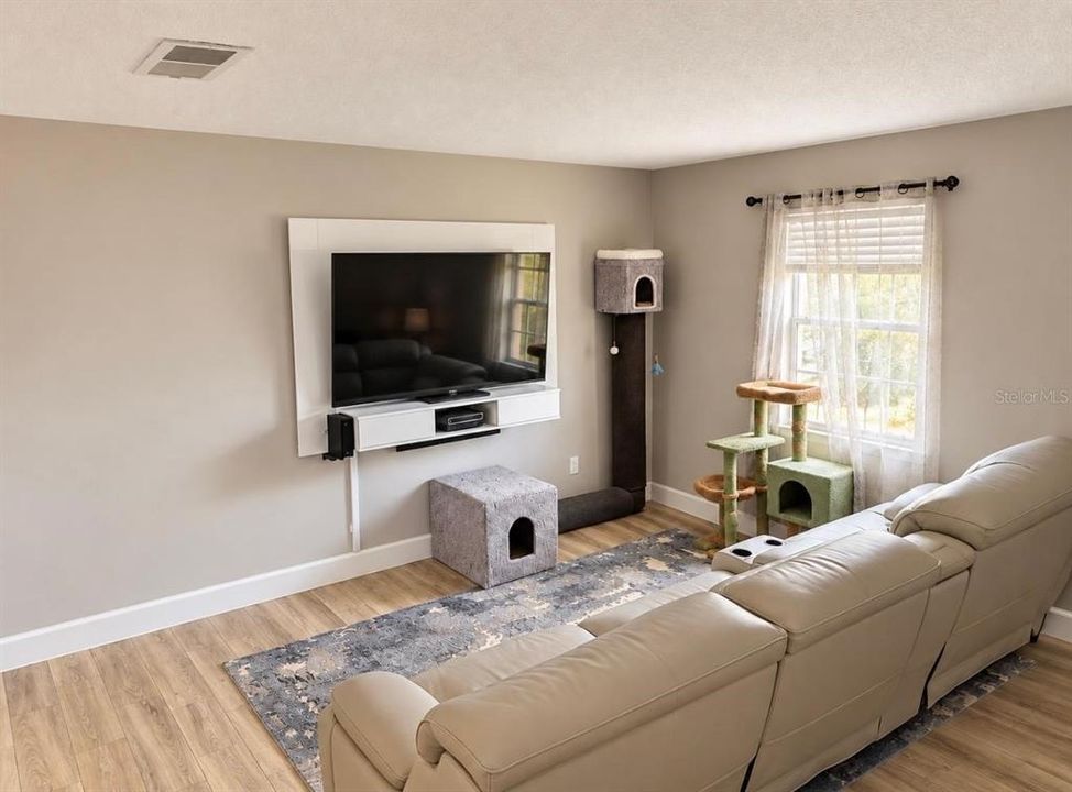 For Sale: $280,000 (3 beds, 1 baths, 1025 Square Feet)