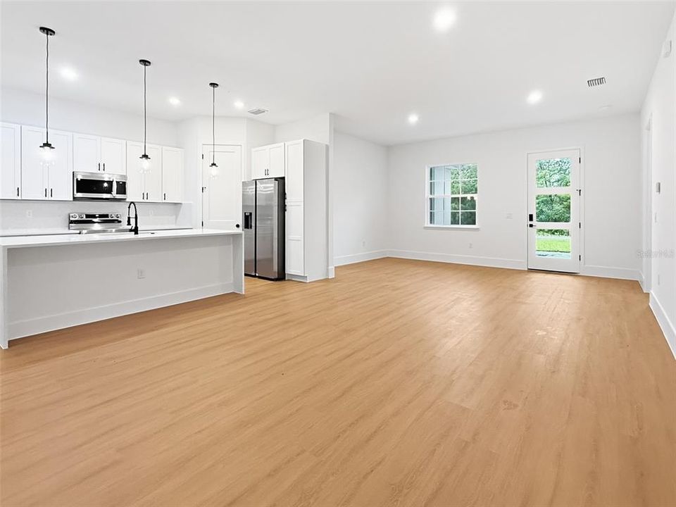 En Venta: $347,900 (4 camas, 3 baños, 2100 Pies cuadrados)