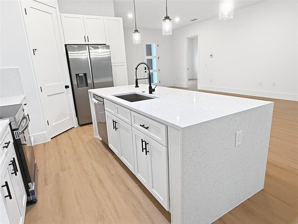 En Venta: $347,900 (4 camas, 3 baños, 2100 Pies cuadrados)