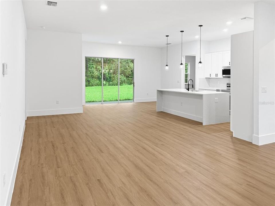 En Venta: $347,900 (4 camas, 3 baños, 2100 Pies cuadrados)