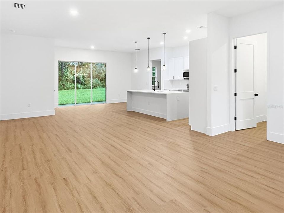 En Venta: $347,900 (4 camas, 3 baños, 2100 Pies cuadrados)