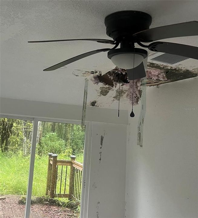 For Sale: $125,000 (2 beds, 1 baths, 960 Square Feet)