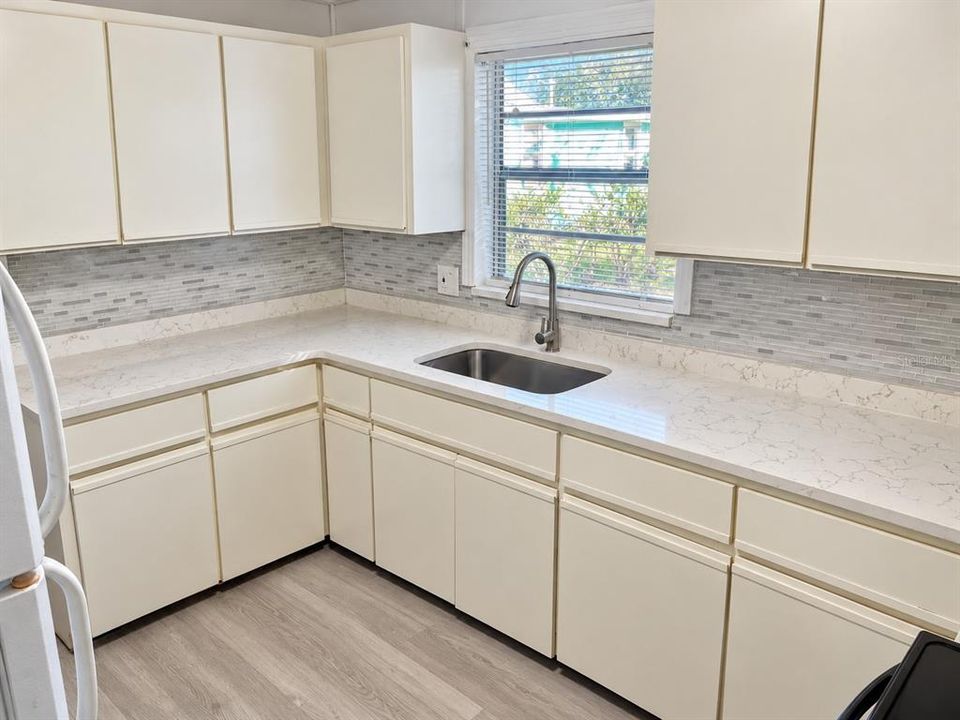 For Rent: $1,950 (2 beds, 1 baths, 860 Square Feet)