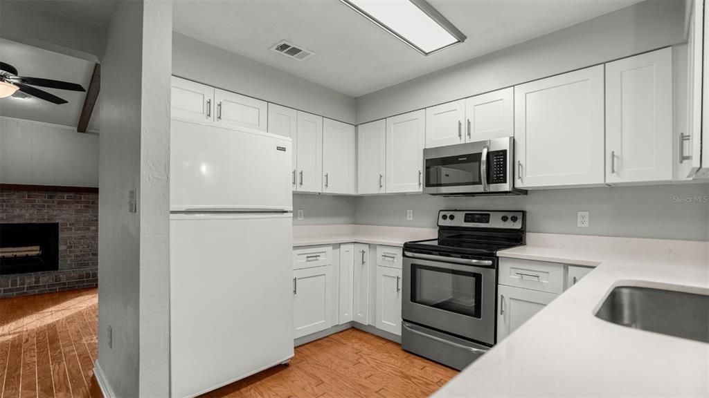 На продажу: $239,900 (2 спален, 2 ванн, 1023 Квадратных фут)