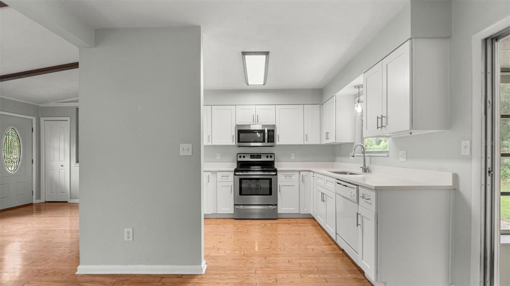 На продажу: $239,900 (2 спален, 2 ванн, 1023 Квадратных фут)