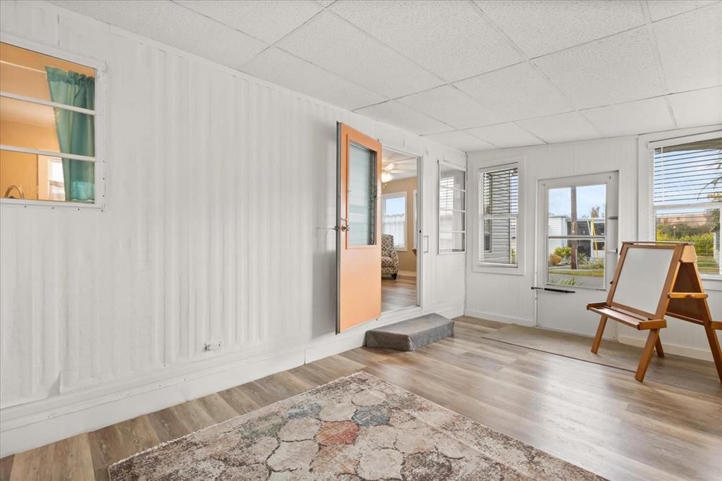 На продажу: $139,900 (2 спален, 2 ванн, 884 Квадратных фут)