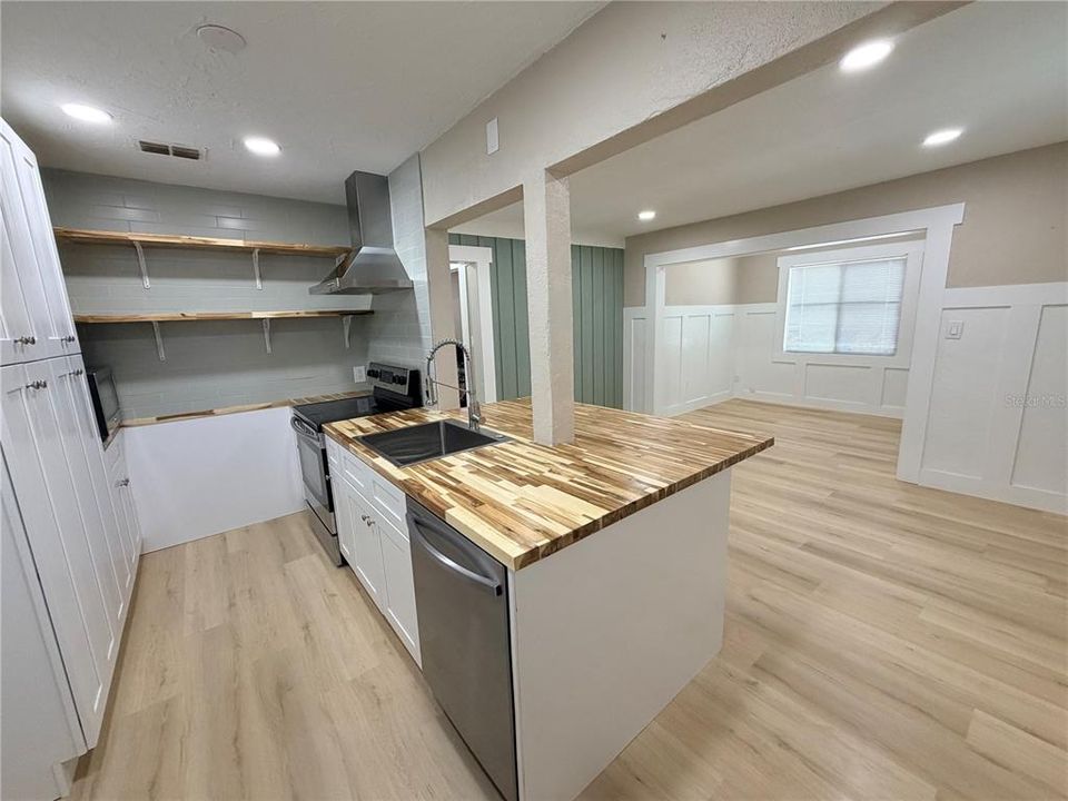 В аренду: $1,900 (2 спален, 2 ванн, 813 Квадратных фут)