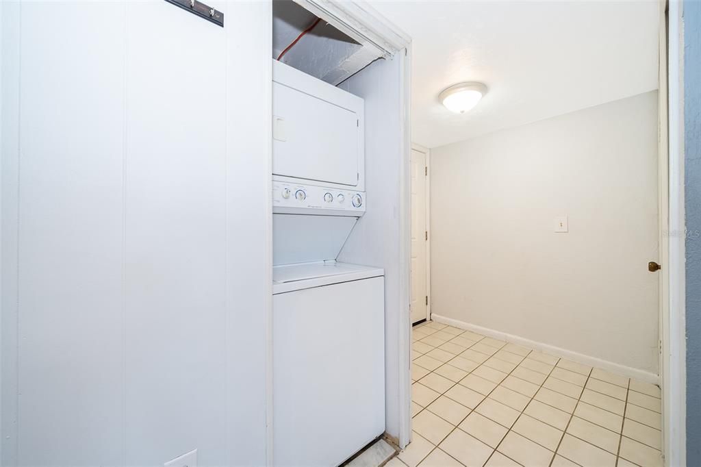 На продажу: $114,900 (2 спален, 2 ванн, 1100 Квадратных фут)