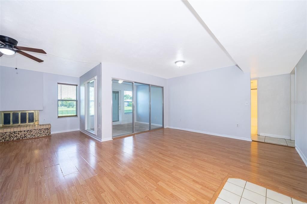 На продажу: $114,900 (2 спален, 2 ванн, 1100 Квадратных фут)