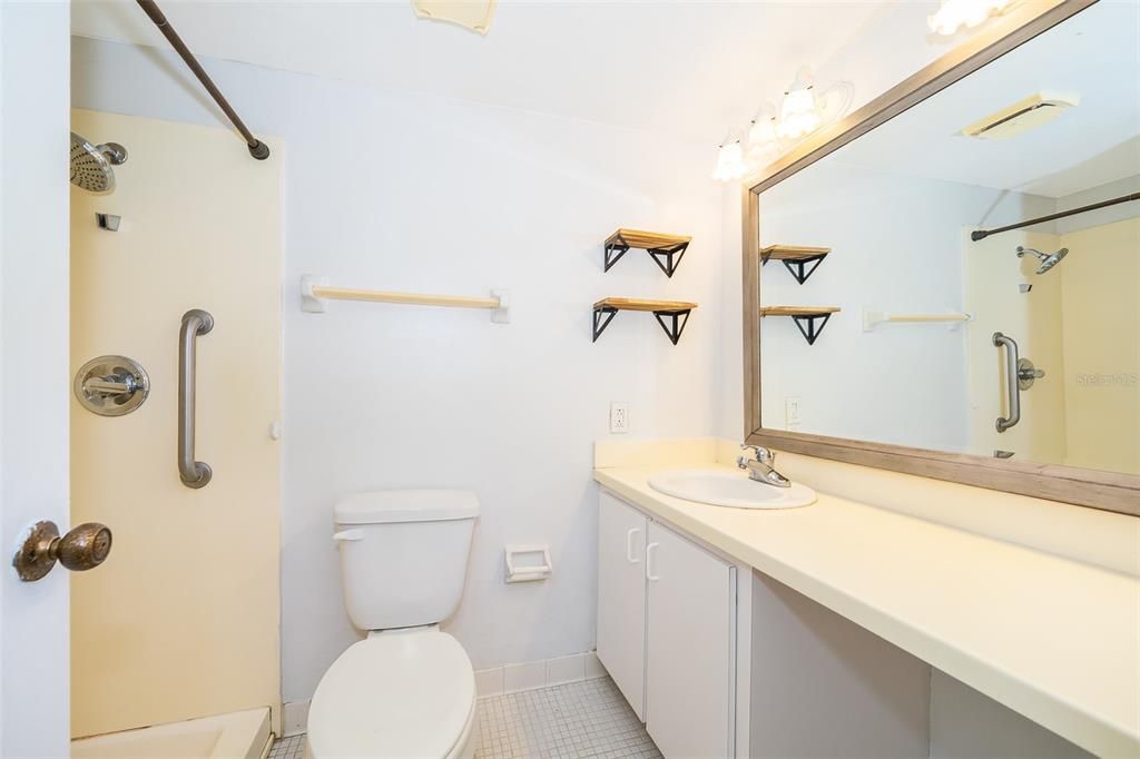 На продажу: $114,900 (2 спален, 2 ванн, 1100 Квадратных фут)