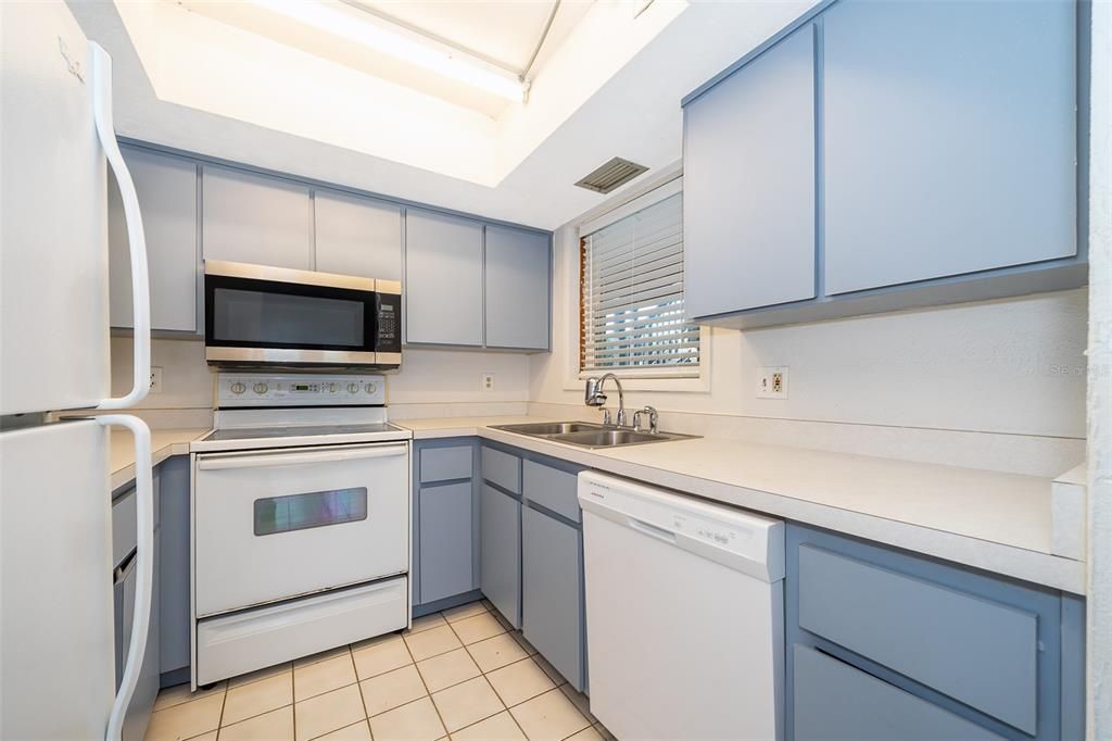 На продажу: $114,900 (2 спален, 2 ванн, 1100 Квадратных фут)