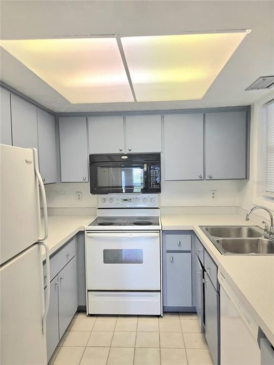 На продажу: $114,900 (2 спален, 2 ванн, 1100 Квадратных фут)