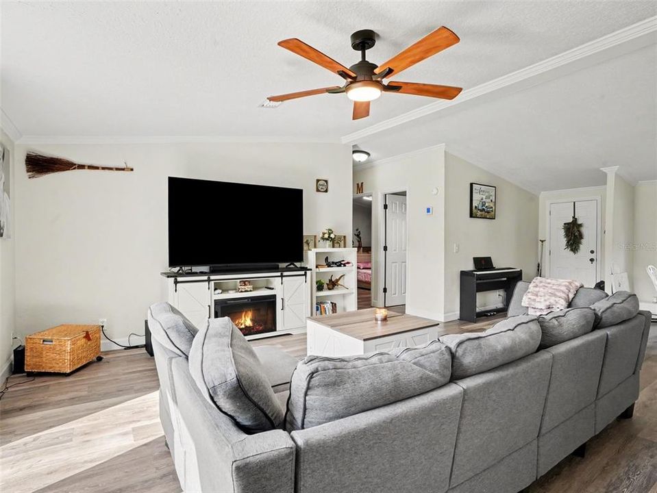 For Sale: $349,000 (3 beds, 2 baths, 1404 Square Feet)