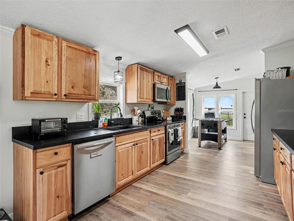 For Sale: $349,000 (3 beds, 2 baths, 1404 Square Feet)