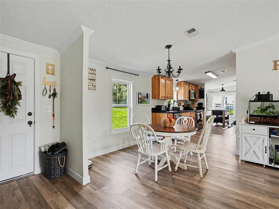 For Sale: $349,000 (3 beds, 2 baths, 1404 Square Feet)