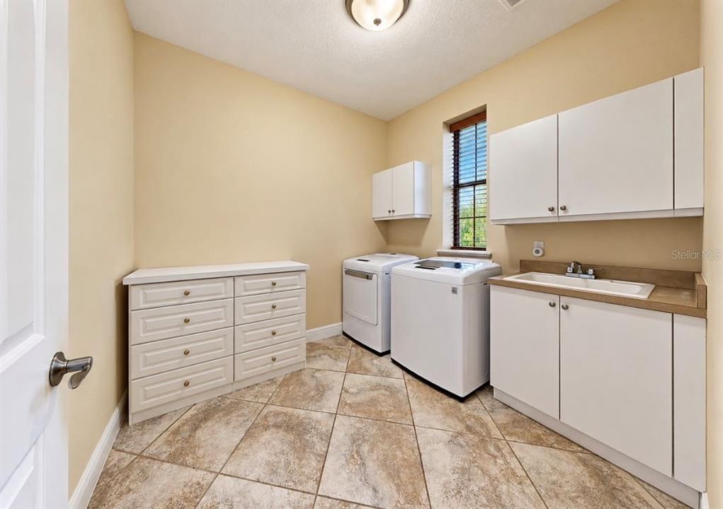 For Sale: $1,690,000 (4 beds, 3 baths, 4307 Square Feet)