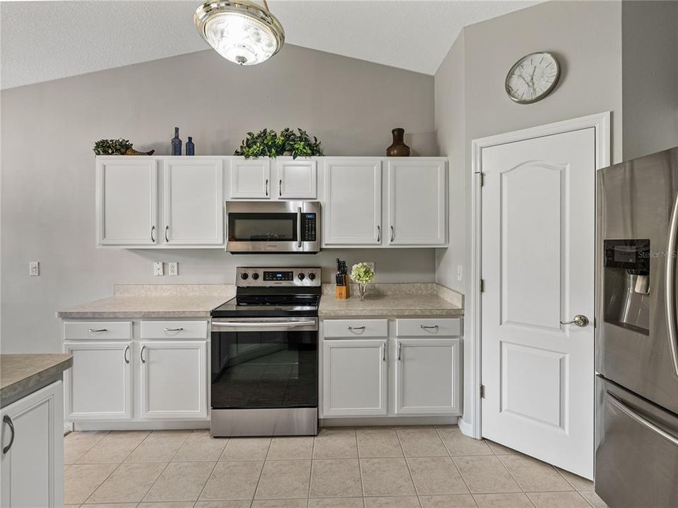For Rent: $2,350 (2 beds, 2 baths, 1271 Square Feet)