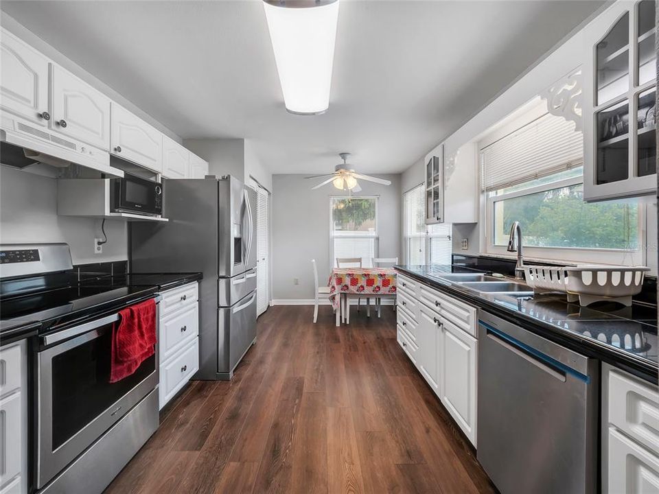 En Venta: $420,000 (4 camas, 2 baños, 2844 Pies cuadrados)