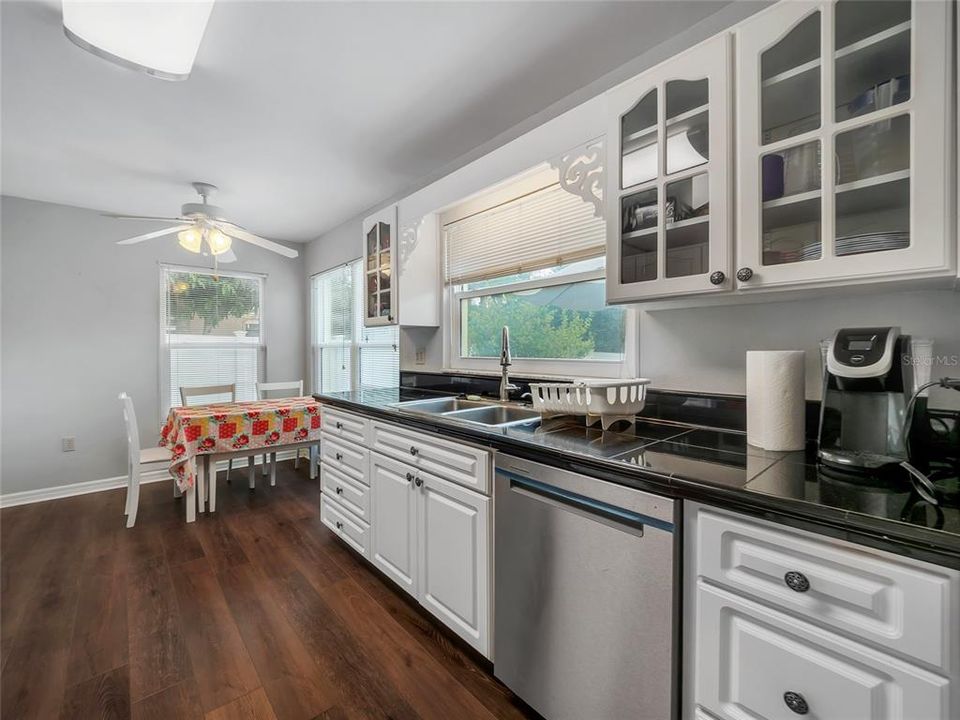 En Venta: $420,000 (4 camas, 2 baños, 2844 Pies cuadrados)
