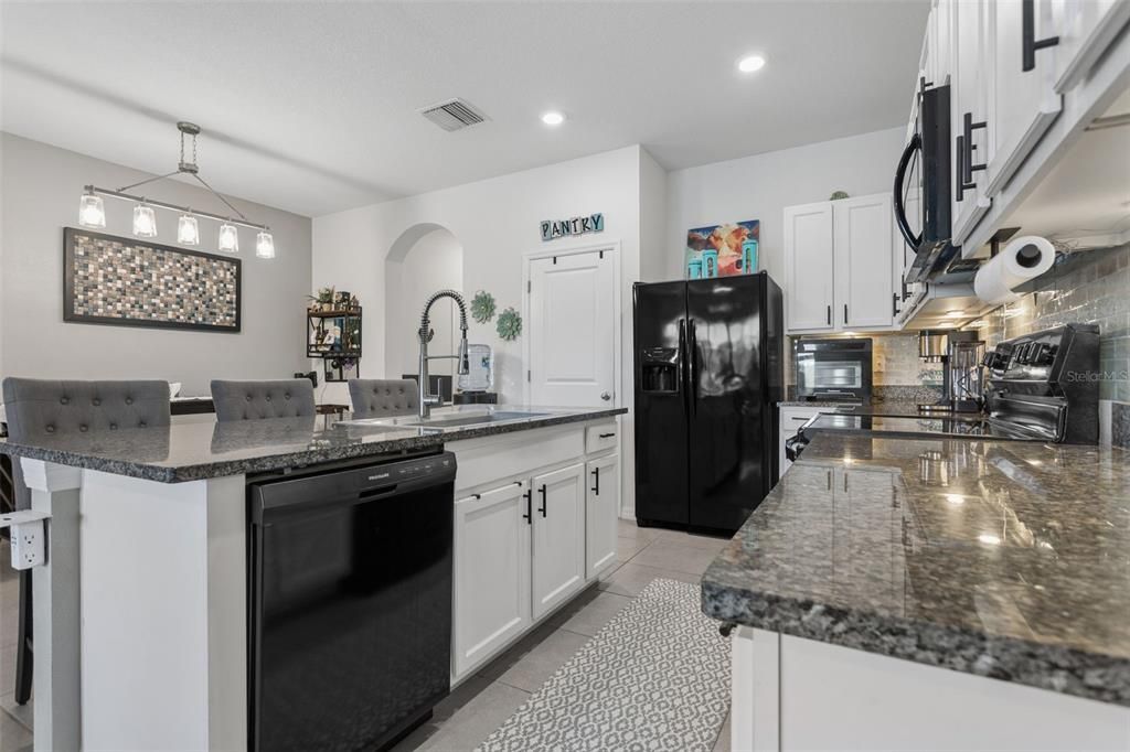 For Sale: $305,000 (3 beds, 2 baths, 1673 Square Feet)