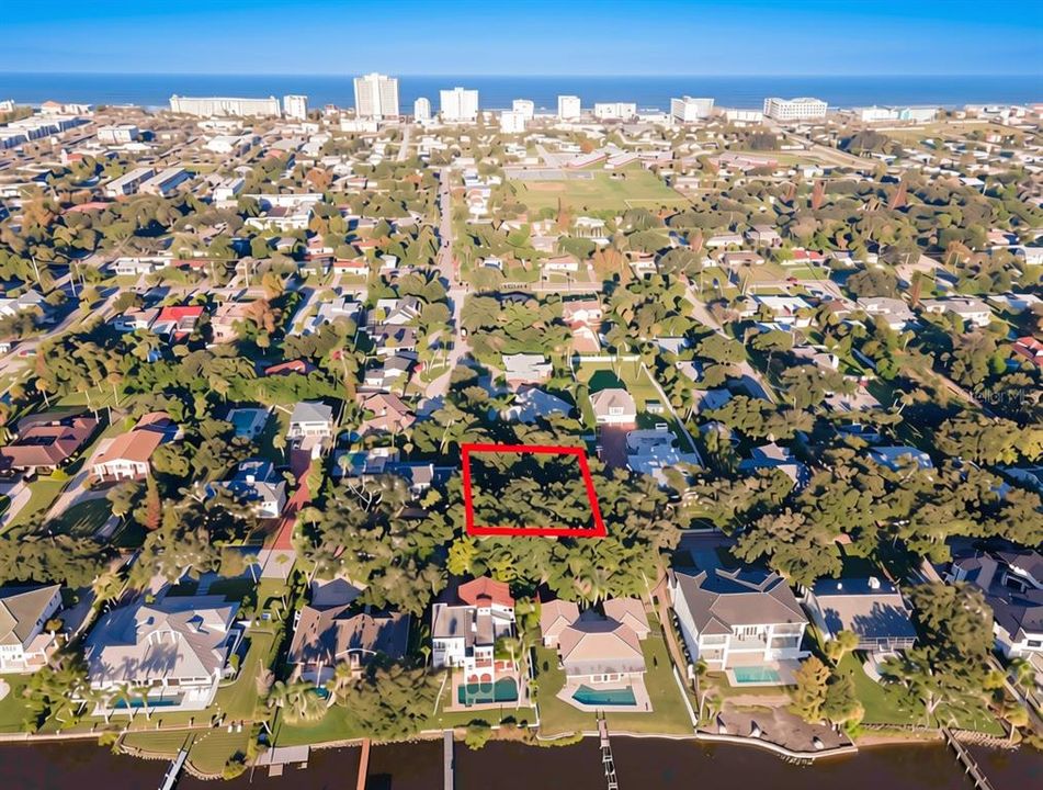 На продажу: $650,000 (0.46 acres)
