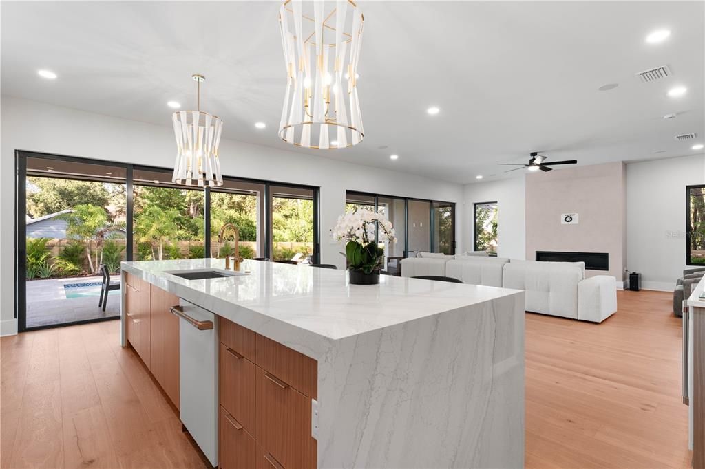 En Venta: $2,499,999 (5 camas, 5 baños, 3700 Pies cuadrados)