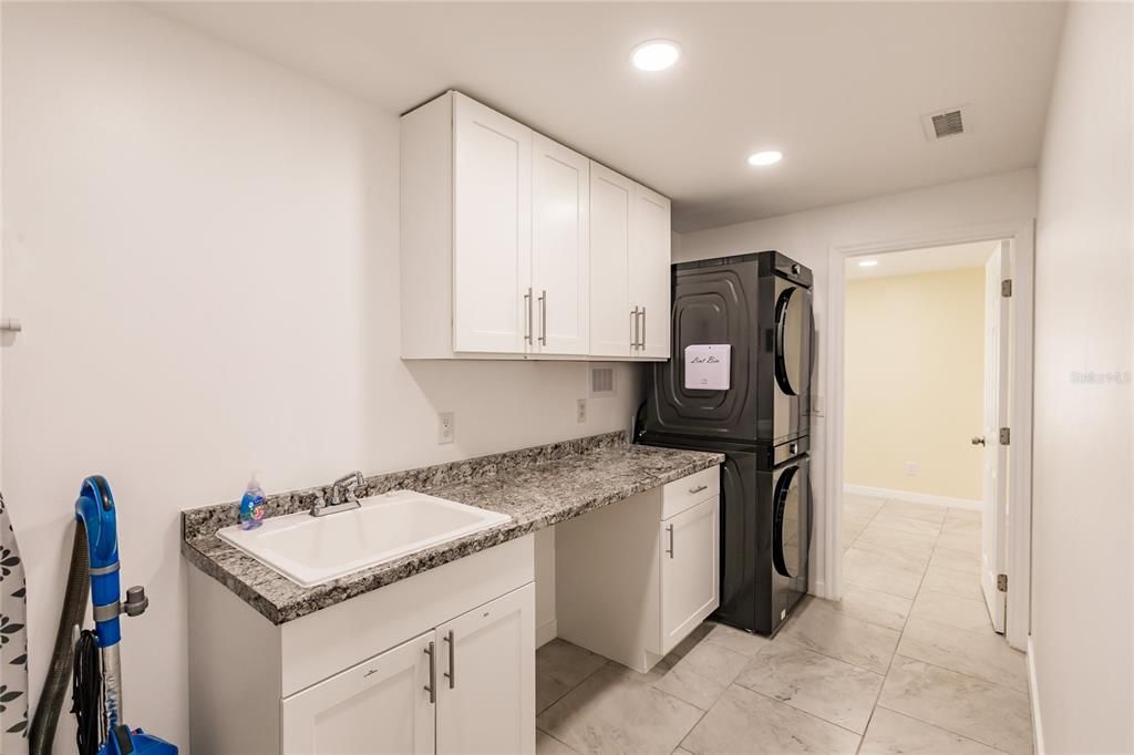 For Sale: $1,615,000 (6 beds, 4 baths, 2933 Square Feet)