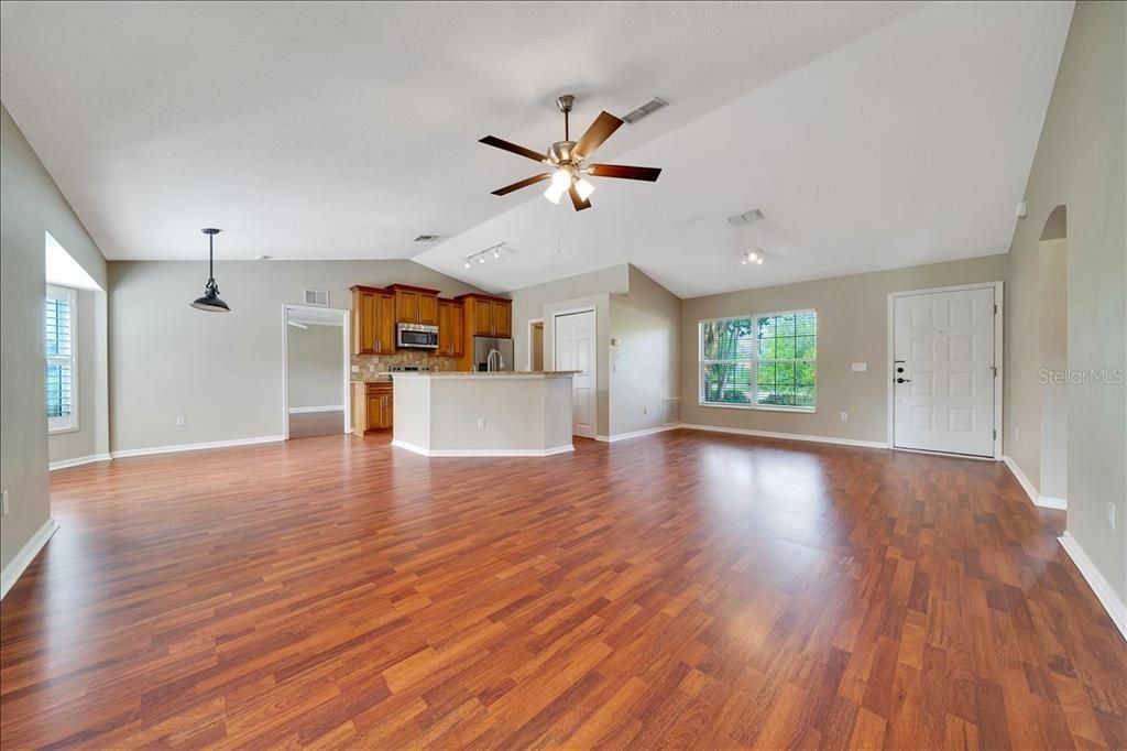 For Rent: $1,700 (3 beds, 2 baths, 1454 Square Feet)