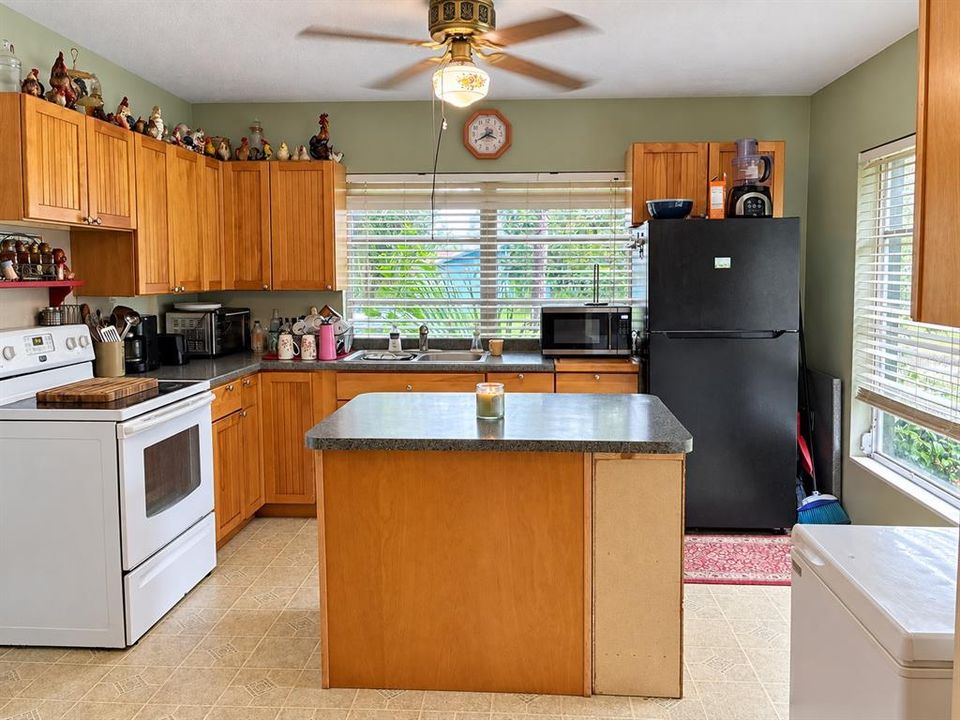 На продажу: $199,900 (2 спален, 1 ванн, 936 Квадратных фут)