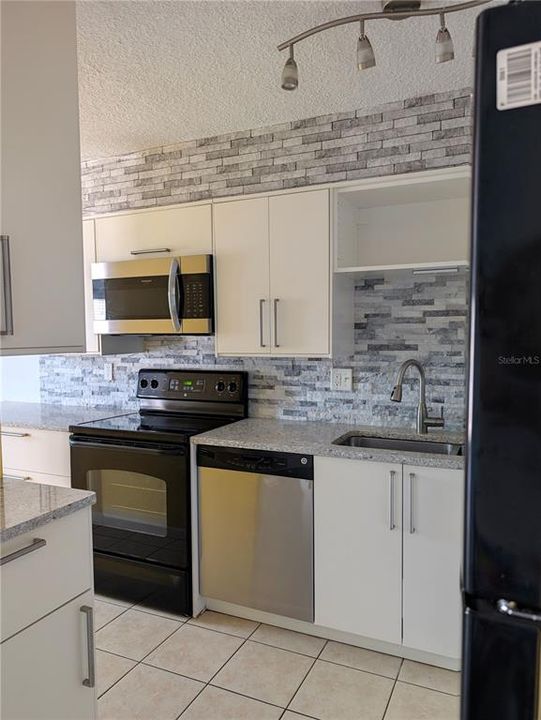 For Sale: $199,000 (1 beds, 1 baths, 646 Square Feet)