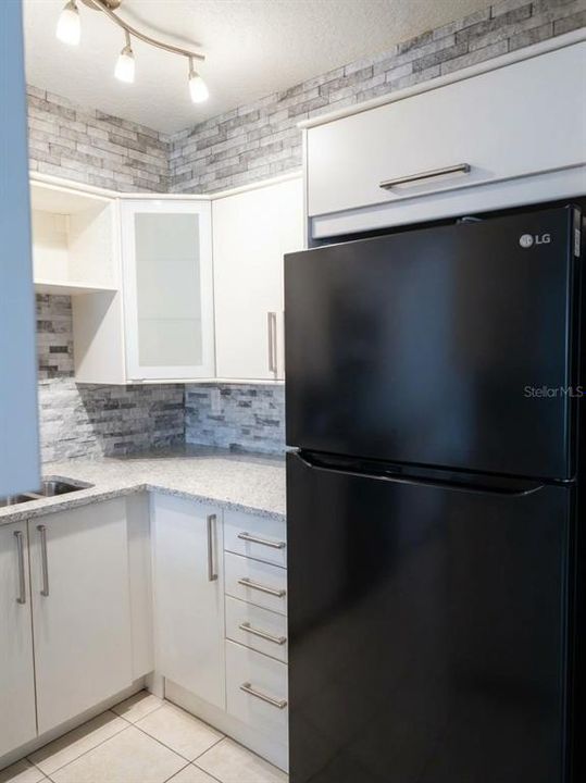 For Sale: $199,000 (1 beds, 1 baths, 646 Square Feet)