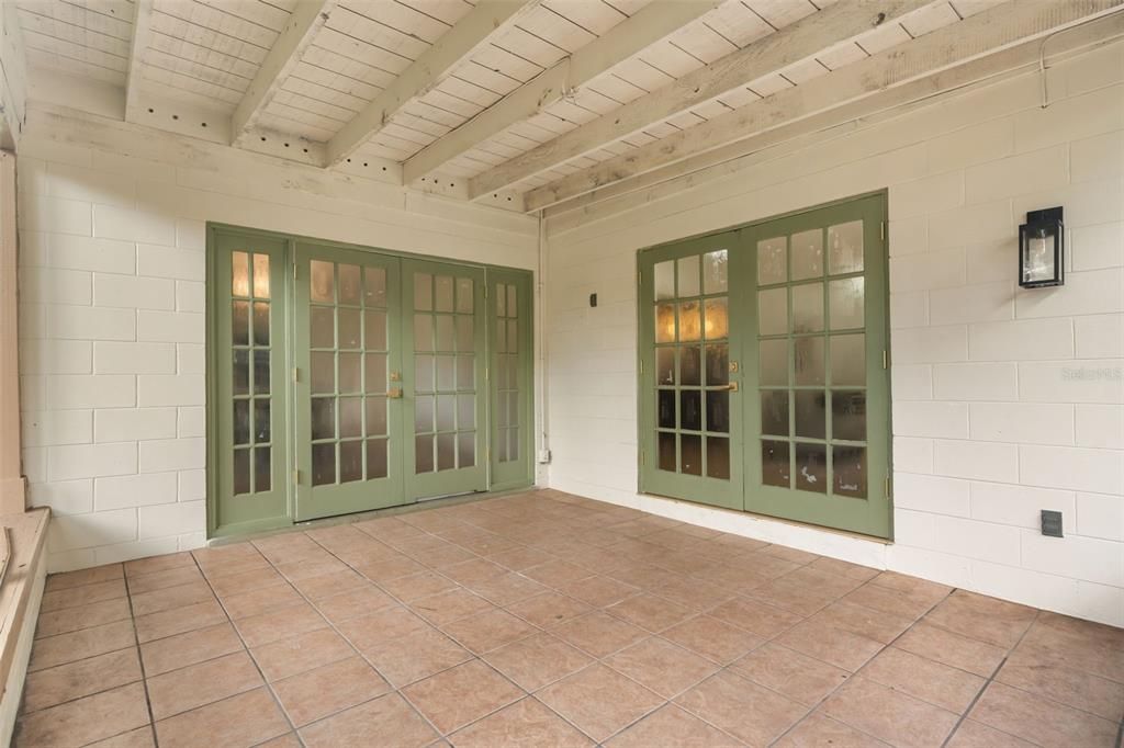 En Venta: $550,000 (4 camas, 2 baños, 2300 Pies cuadrados)