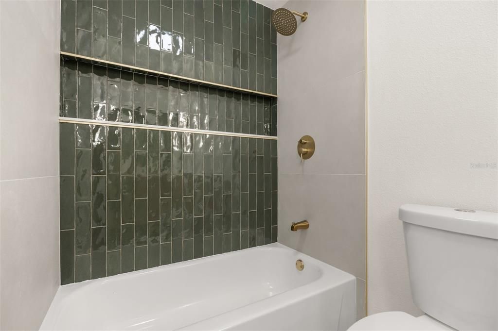 En Venta: $550,000 (4 camas, 2 baños, 2300 Pies cuadrados)