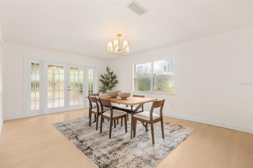 En Venta: $550,000 (4 camas, 2 baños, 2300 Pies cuadrados)