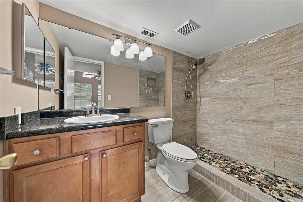 For Sale: $155,500 (2 beds, 2 baths, 893 Square Feet)