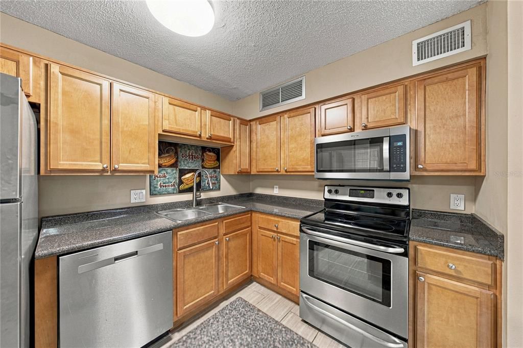 For Sale: $155,500 (2 beds, 2 baths, 893 Square Feet)