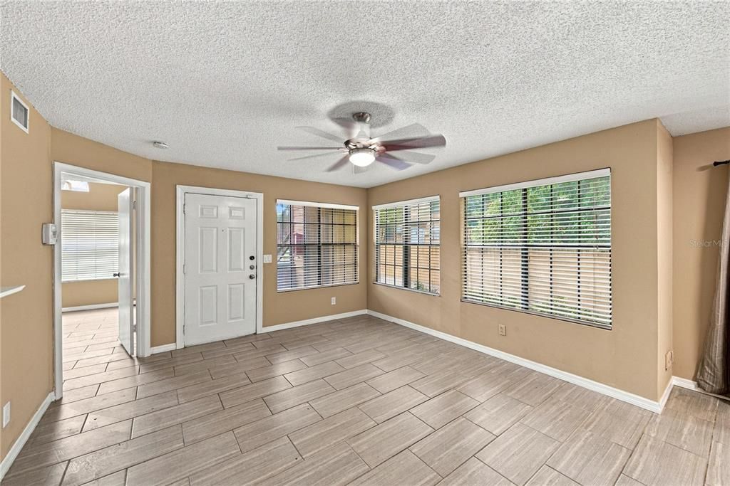 For Sale: $155,500 (2 beds, 2 baths, 893 Square Feet)