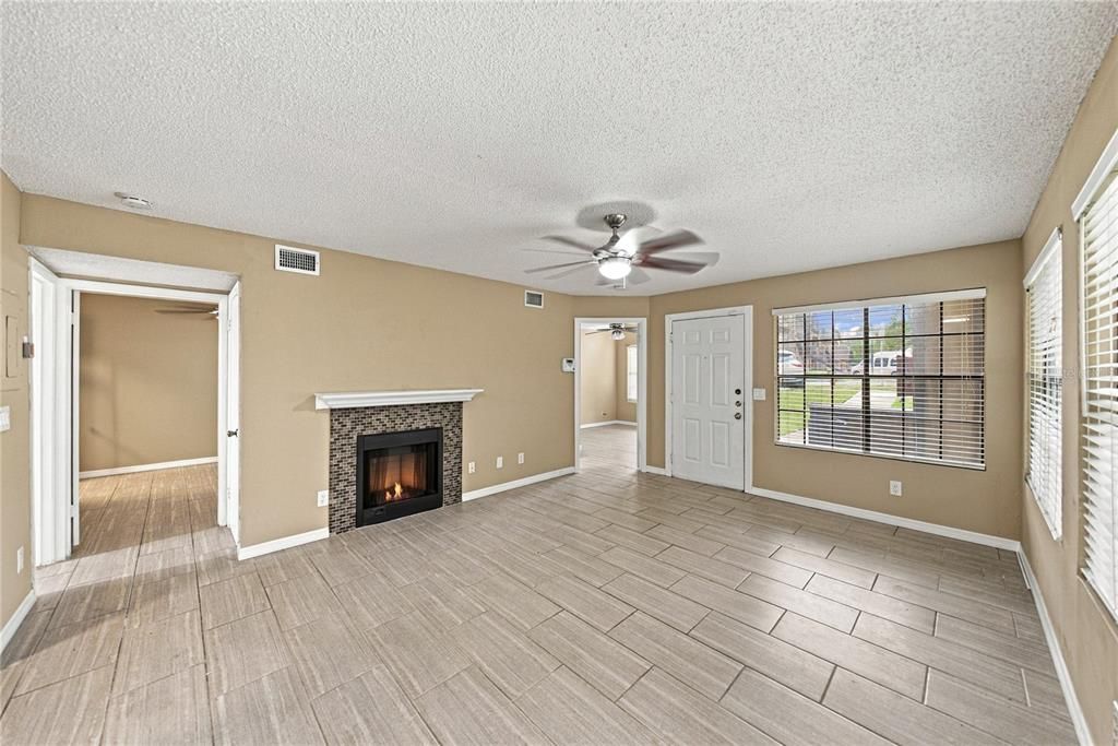For Sale: $155,500 (2 beds, 2 baths, 893 Square Feet)