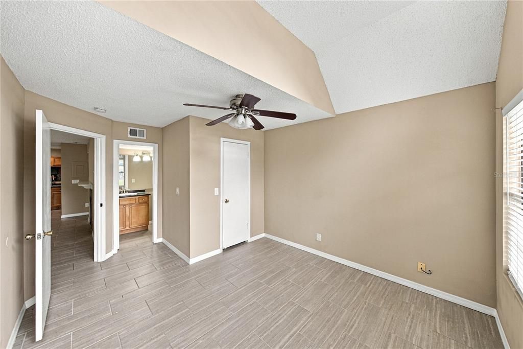 For Sale: $155,500 (2 beds, 2 baths, 893 Square Feet)