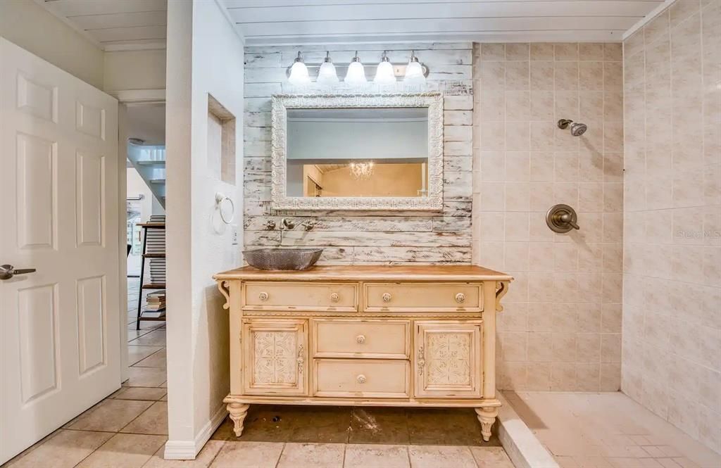 На продажу: $319,000 (2 спален, 2 ванн, 1030 Квадратных фут)