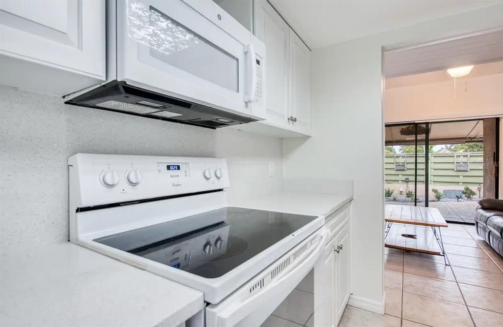 На продажу: $319,000 (2 спален, 2 ванн, 1030 Квадратных фут)