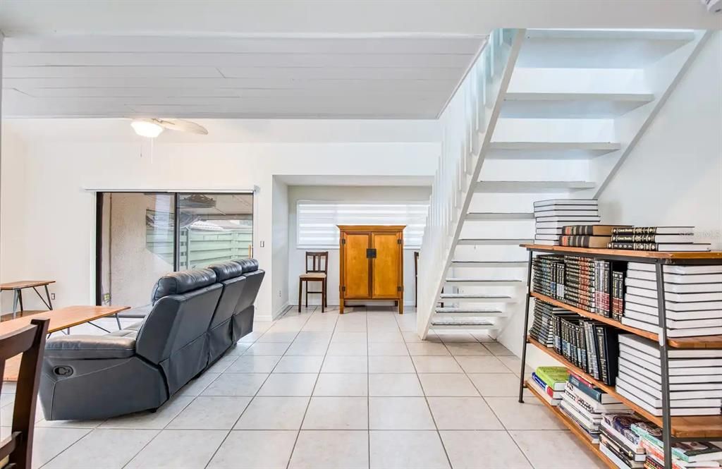 На продажу: $319,000 (2 спален, 2 ванн, 1030 Квадратных фут)