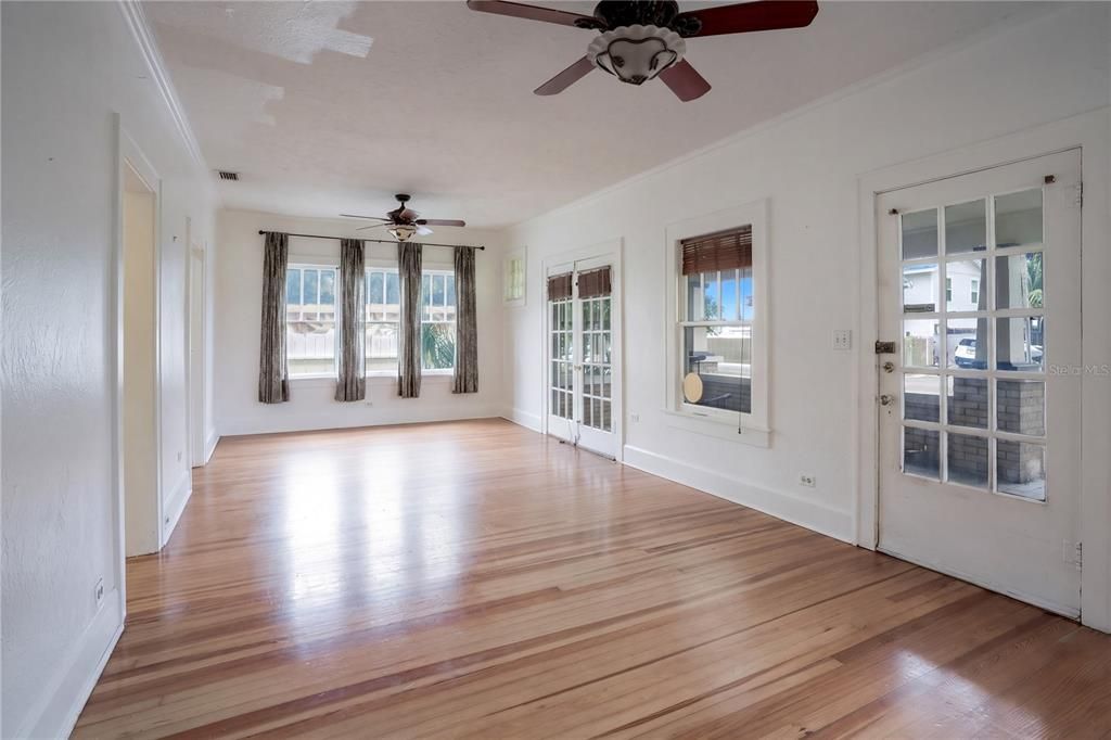 En Venta: $549,000 (2 camas, 1 baños, 991 Pies cuadrados)